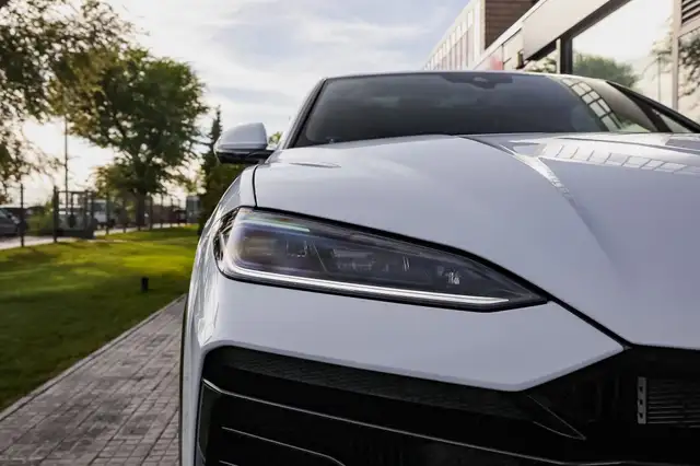 Lamborghini Urus view 5