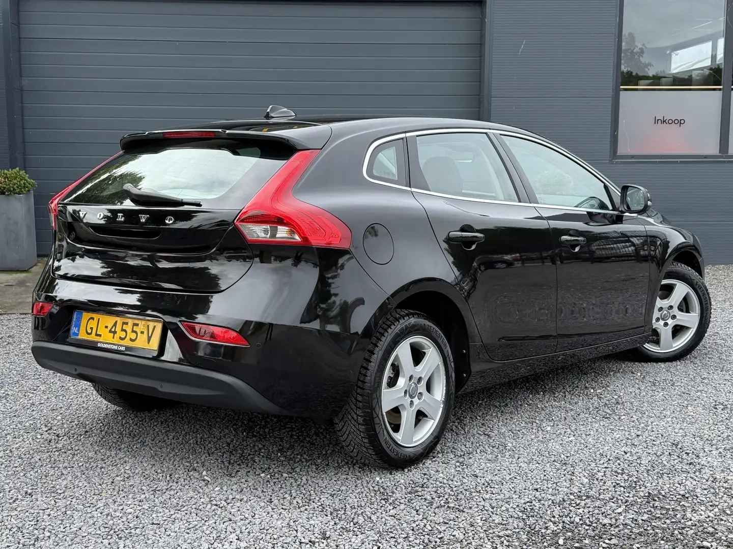 Volvo V40 2.0 D2 Momentum Business 2e Eigenaar,Navi,Clima,Cr Zwart - 2