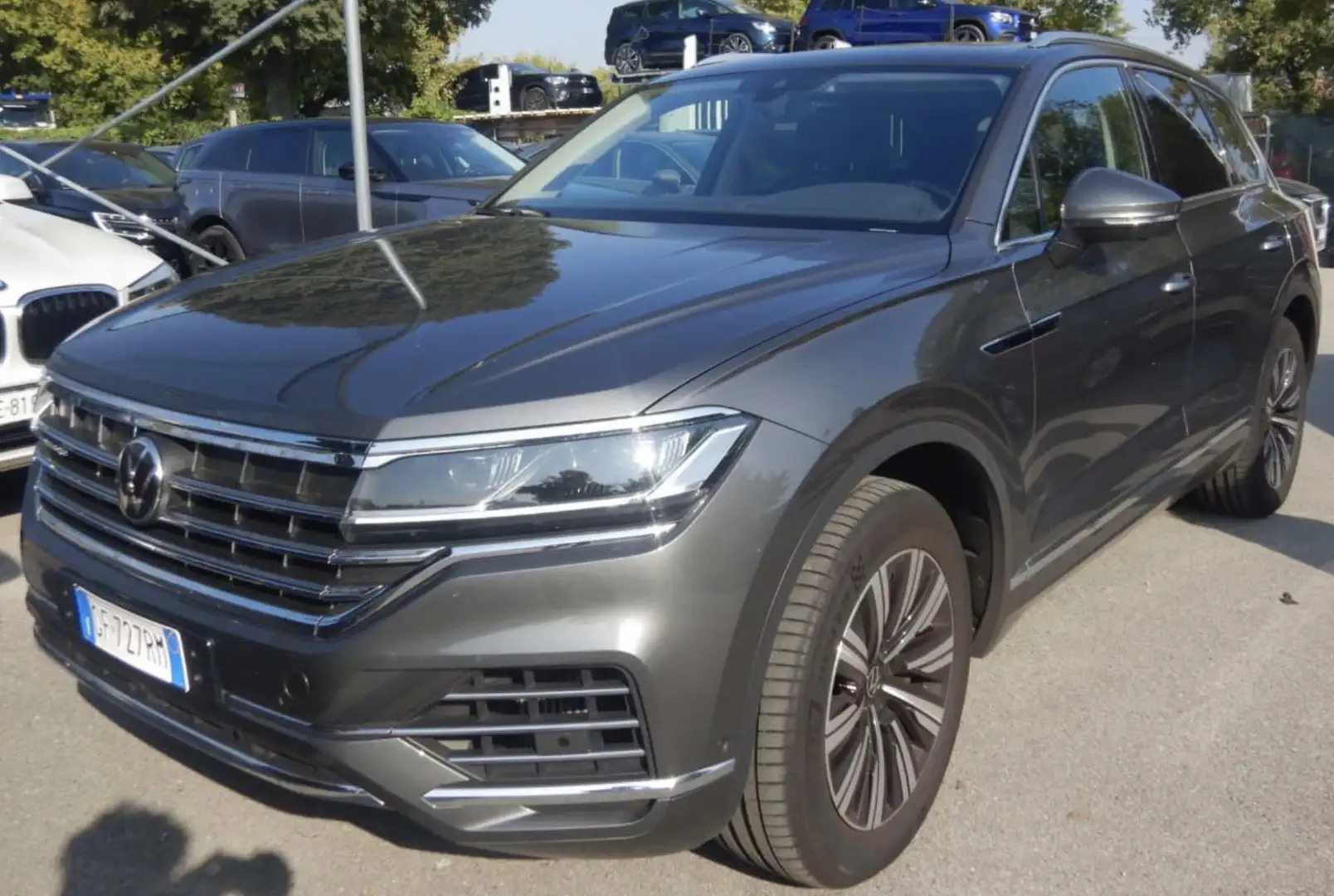 Volkswagen Touareg 3.0 V6 tsi eh Atmosphere tiptronic Tetto Panorama Grigio - 2
