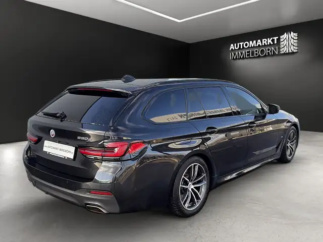 BMW 5 Series view 8