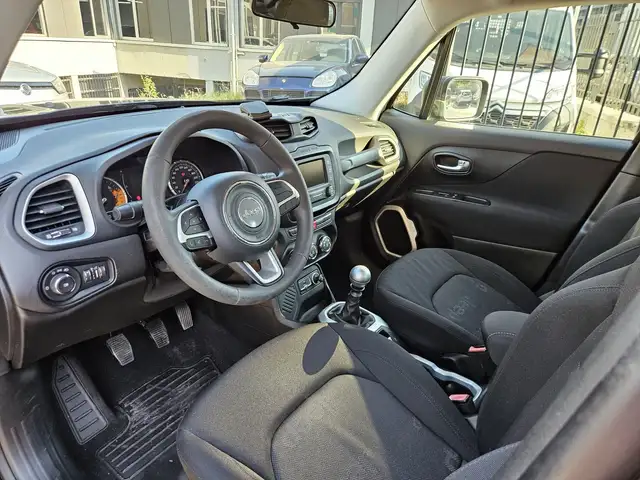 Jeep Renegade view 5