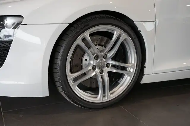 Audi R8 view 10