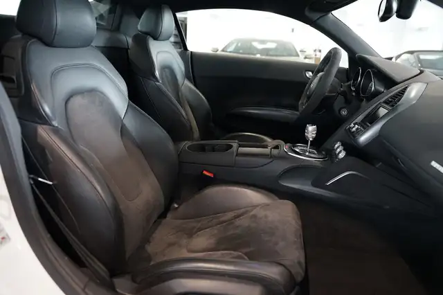 Audi R8 view 12