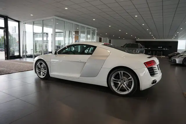 Audi R8 view 2