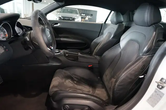 Audi R8 view 11