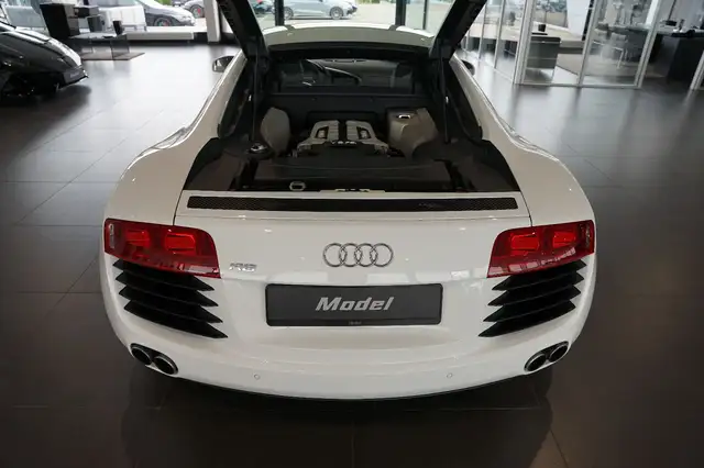 Audi R8 view 8