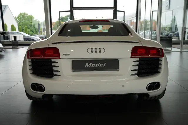 Audi R8 view 6
