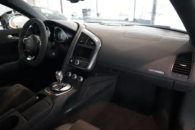 Audi R8 view 14
