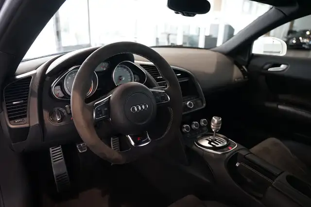 Audi R8 view 13