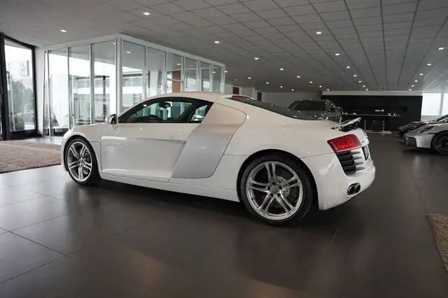 Audi R8 view 3
