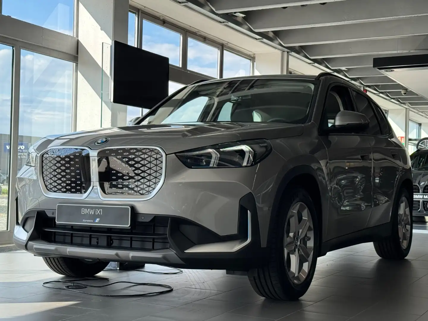 BMW iX1 xDrive30 AHK/18-Zoll-LM/AdaptLED/RFK/KomfZug. Silber - 2