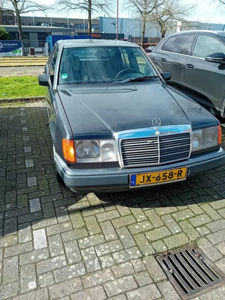 Mercedes-Benz E 230, foto 1