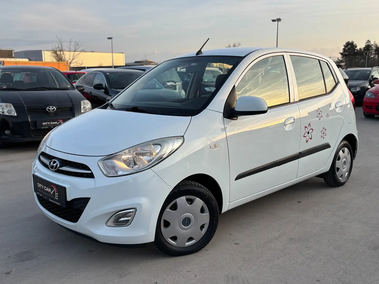 Hyundai i10 *PICKERL 11/25* 1,1 Comfort Weiß - 1