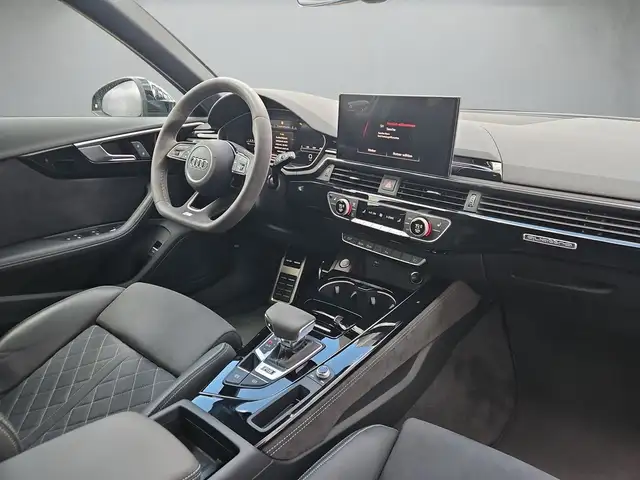 Audi RS4 view 7