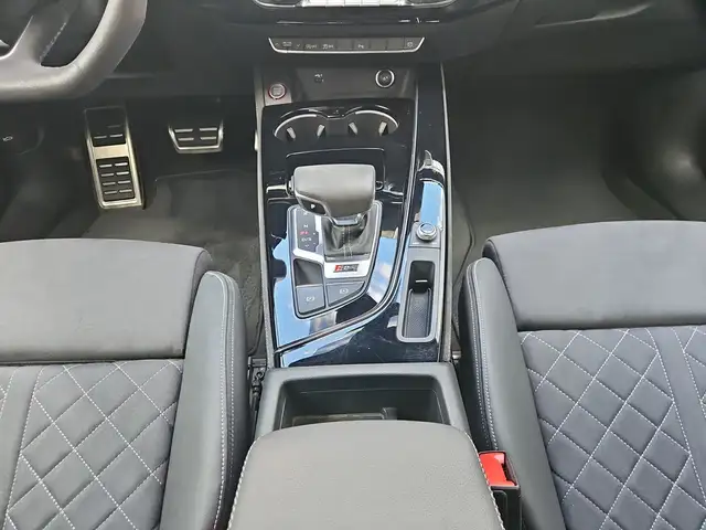 Audi RS4 view 9