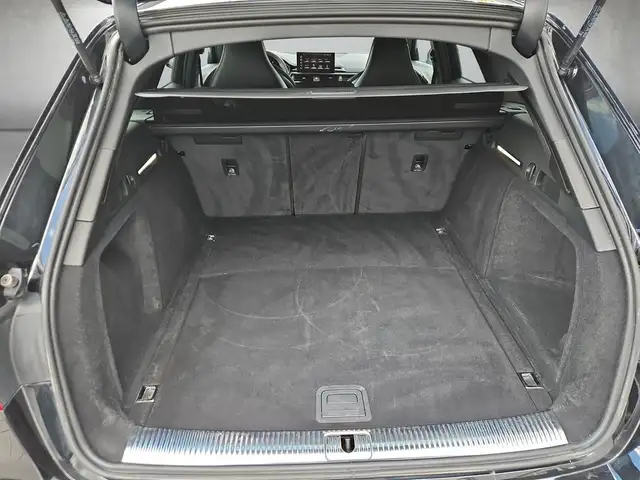 Audi RS4 view 5