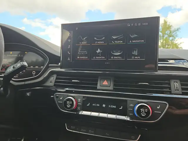 Audi RS4 view 11