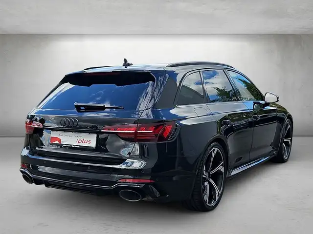 Audi RS4 view 3