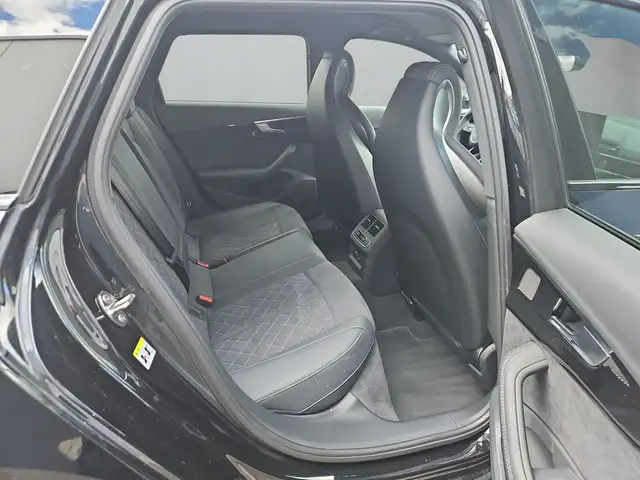 Audi RS4 view 12