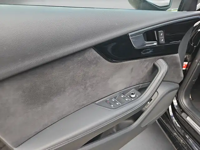 Audi RS4 view 6