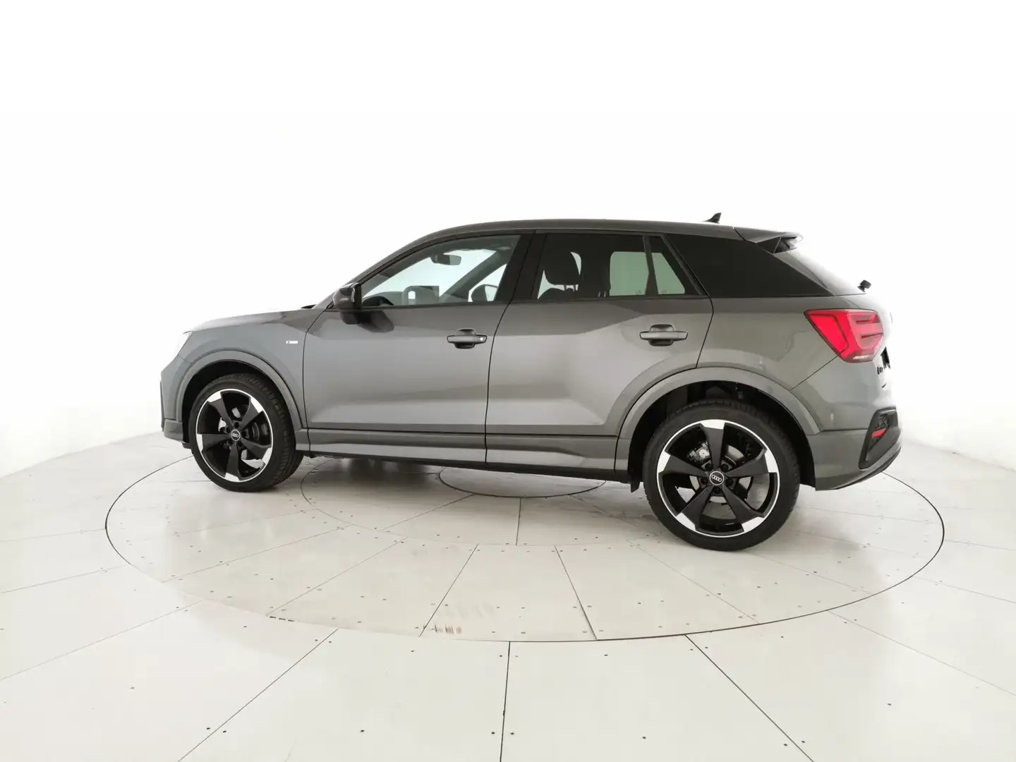 Audi Q2 30 2.0 tdi Identity Black Grijs - 2