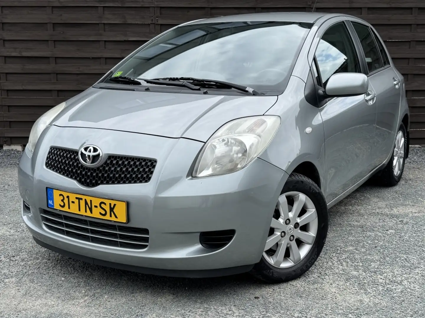 Toyota Yaris 1.3 VVTi Sol MMT / Airco / LM / NAP / NL-AUTO Gris - 1