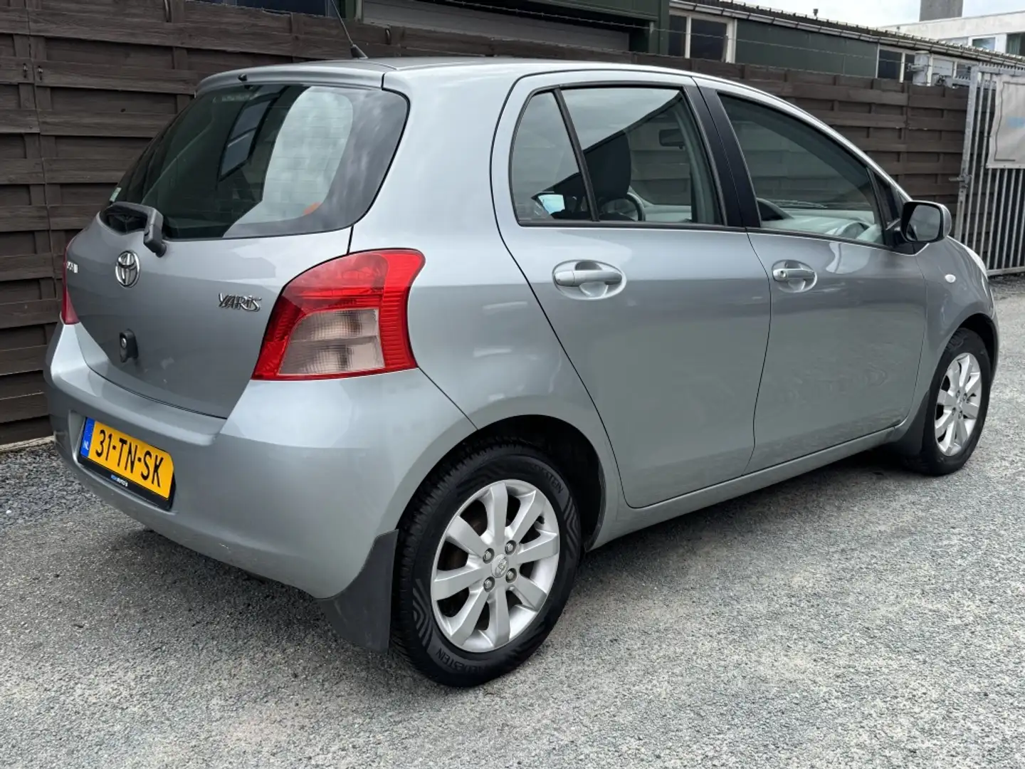Toyota Yaris 1.3 VVTi Sol MMT / Airco / LM / NAP / NL-AUTO Gris - 2