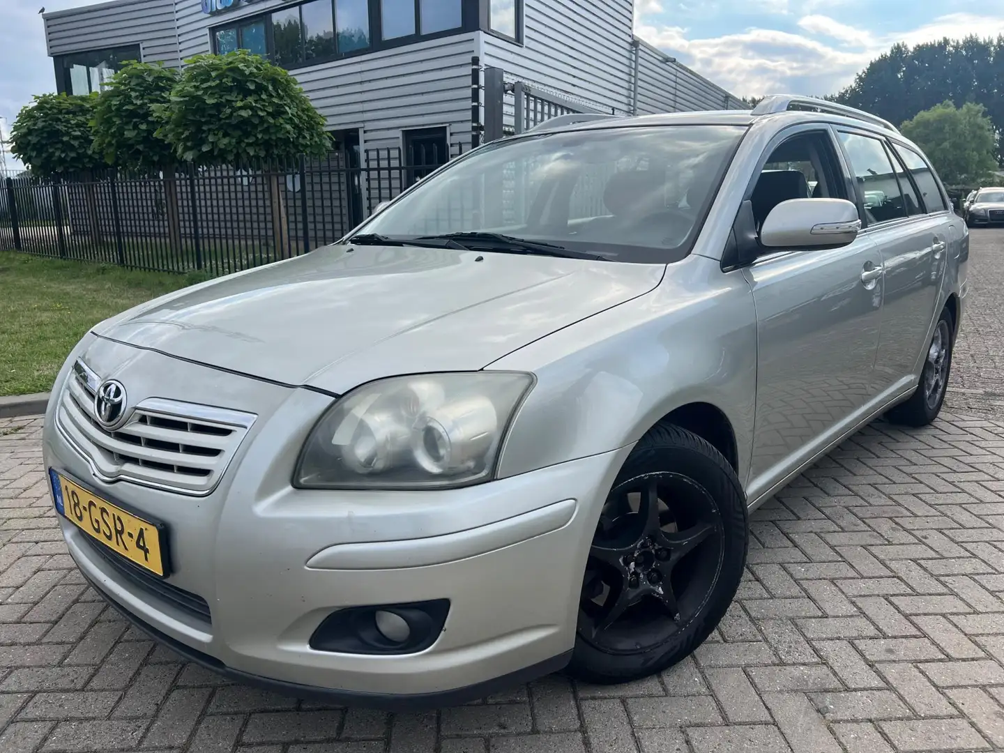 Toyota Avensis Wagon 2.0 VVTi Luna Business Leer Cruise Navi Gris - 2