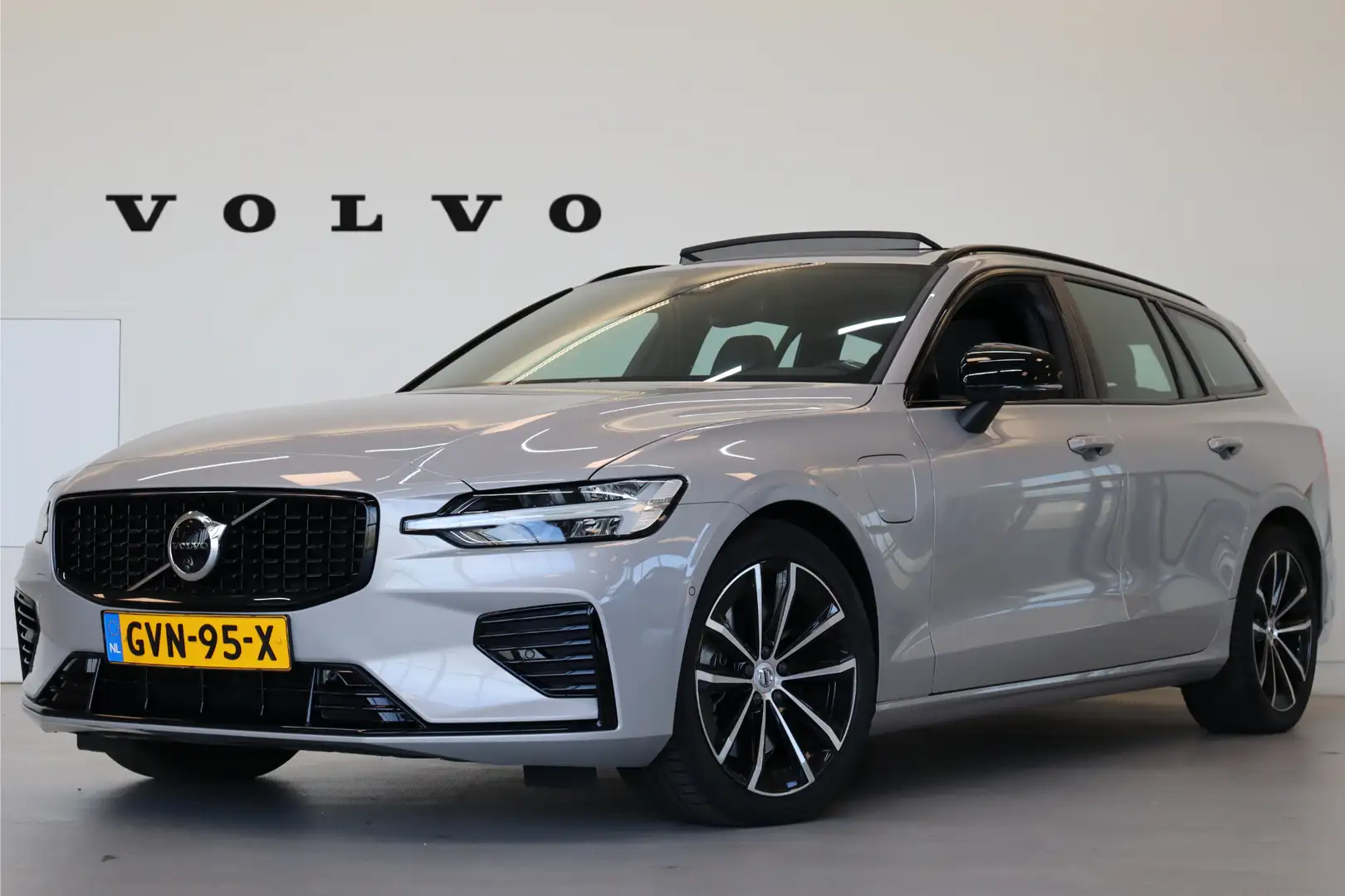 Volvo V60 T6 350PK AWD Plus Dark Panoramadak | Trekhaak | 36 Grau - 1