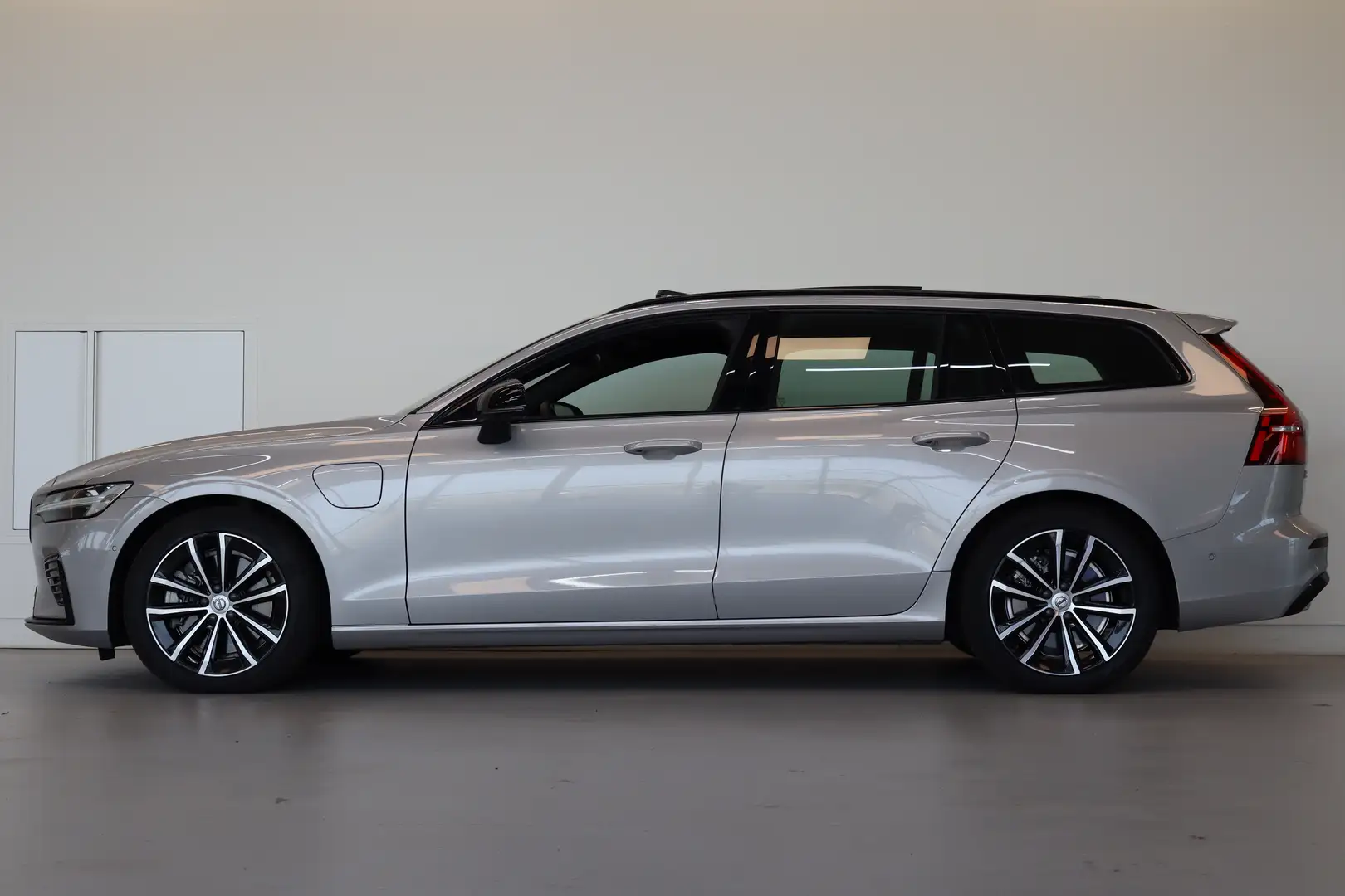 Volvo V60 T6 350PK AWD Plus Dark Panoramadak | Trekhaak | 36 Grau - 2