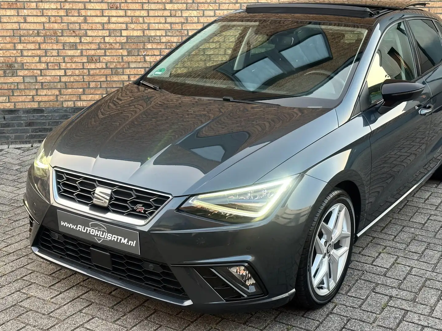 SEAT Ibiza 1.0 TSI FR Pano Beats Stoelvw Led Cam Climatr Grijs - 2