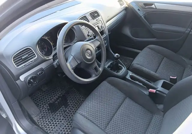 Volkswagen Golf view 3