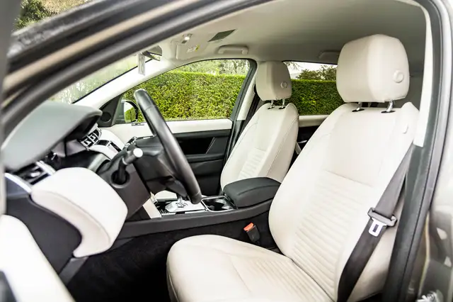 Land Rover Discovery Sport view 6