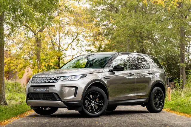 Land Rover Discovery Sport view 3