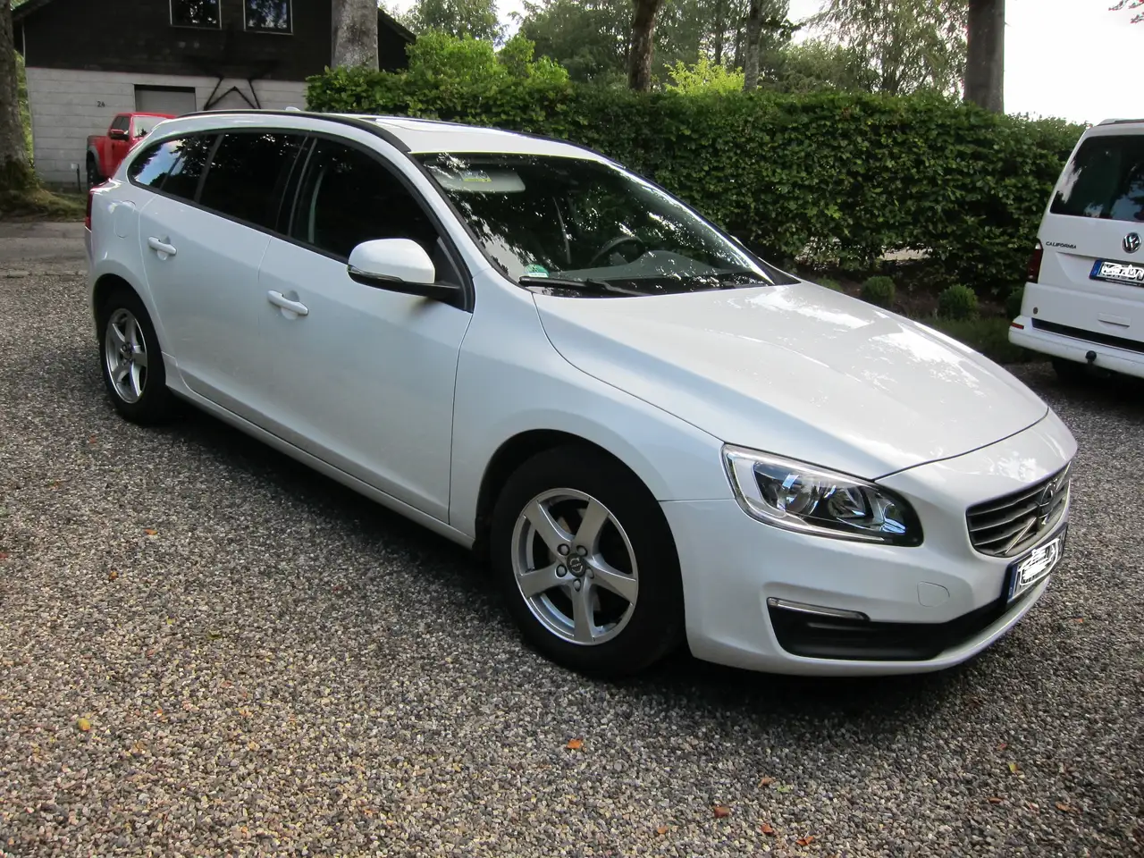 Volvo V60 — photo 1 of 15