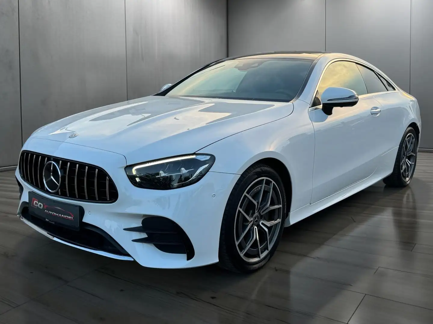 Mercedes-Benz E 220 E 220 d 4MATIC Aut. Weiß - 1