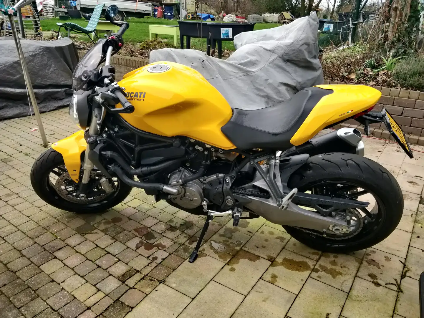 Ducati Monster 821 žuta - 2