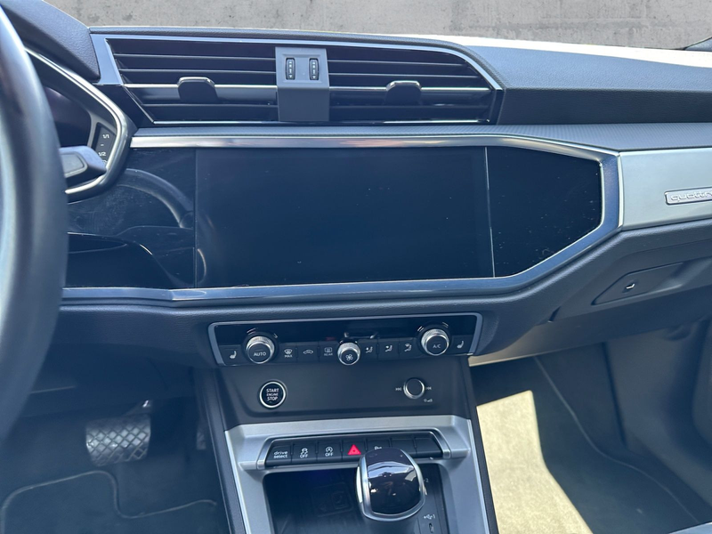 Audi Q3 45 2.0 TFSI quattro S line — photo 10