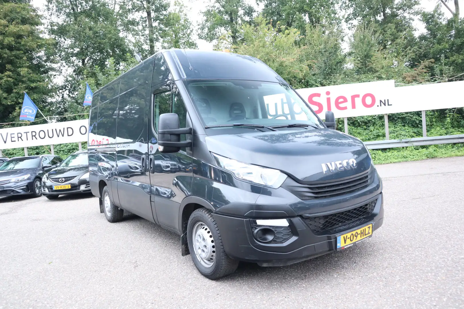 Iveco Daily 35S14V 2.3 352 H3 L-2 Navigatie, L2 H3, Trekhaak, Zwart - 2