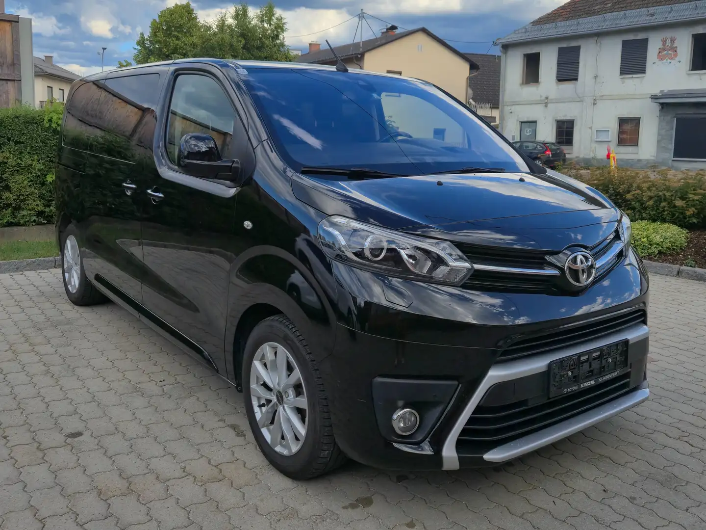 Toyota Proace Proace Verso 2,0 D-4D 150 Medium VIP VIP Schwarz - 1