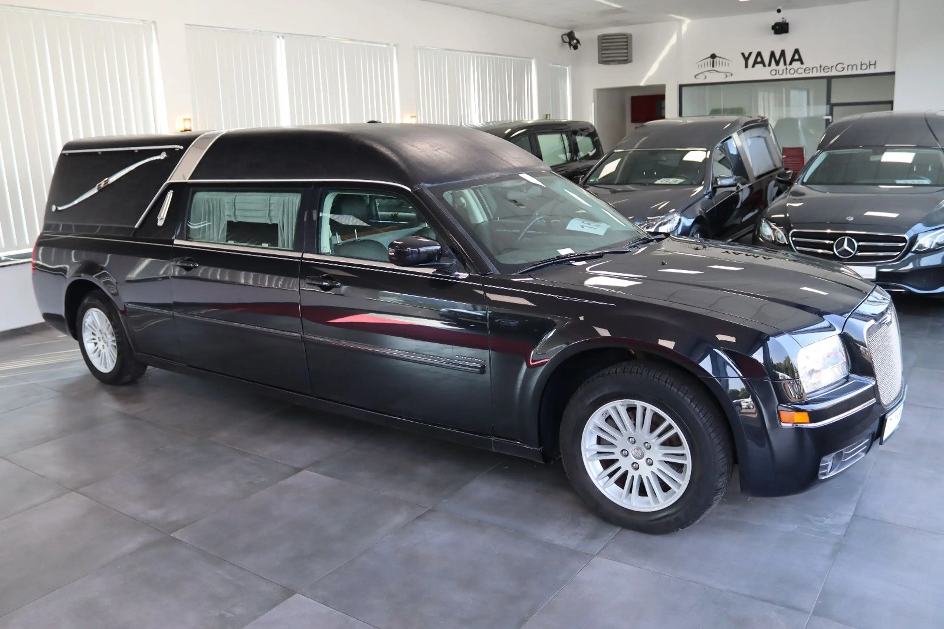 Chrysler 300C Bestattungswagen / Leichenwagen — photo 4