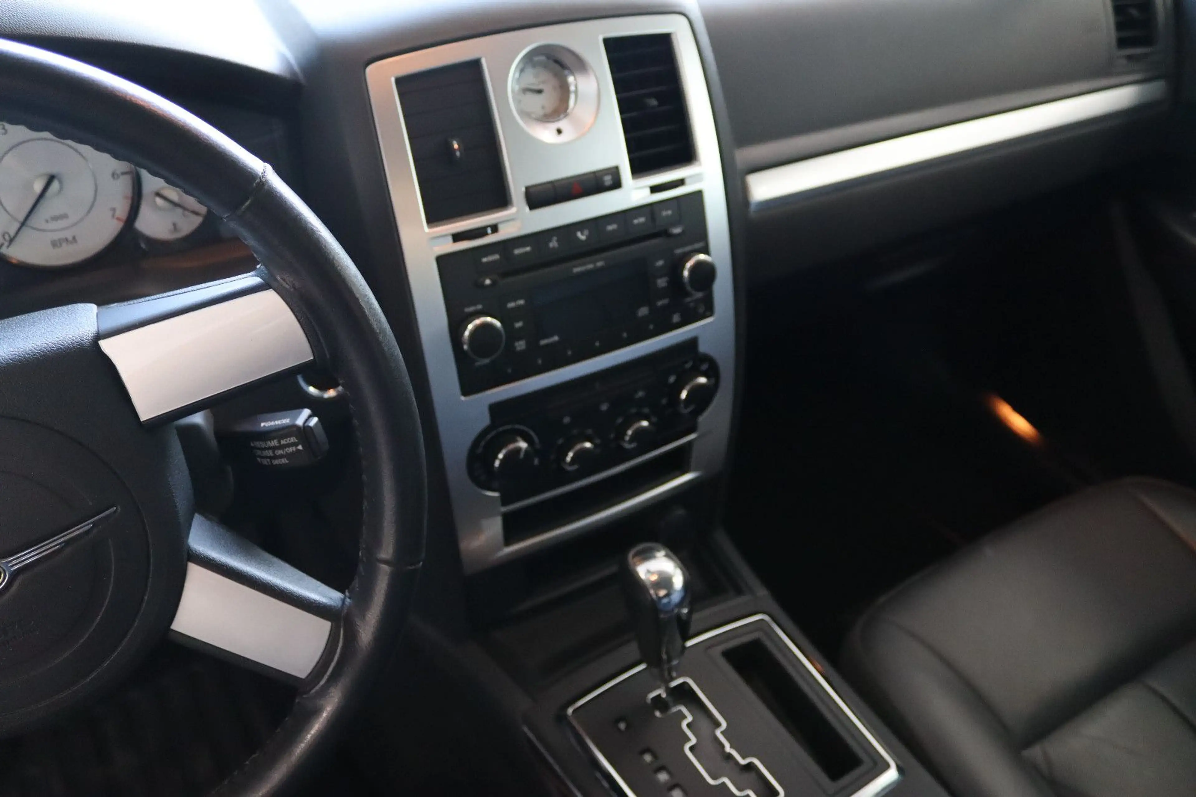 Chrysler 300C Bestattungswagen / Leichenwagen — photo 10