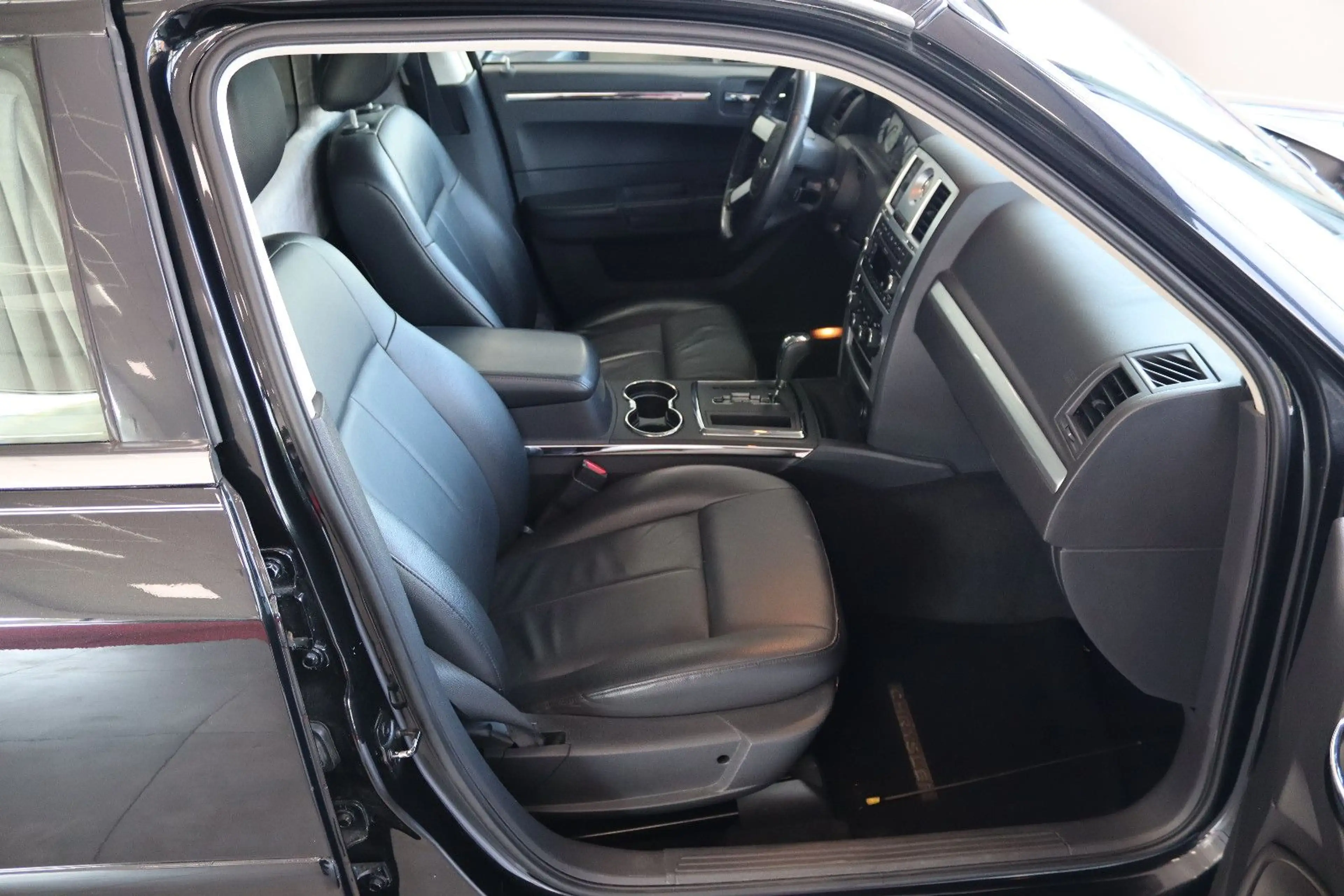 Chrysler 300C Bestattungswagen / Leichenwagen — photo 11