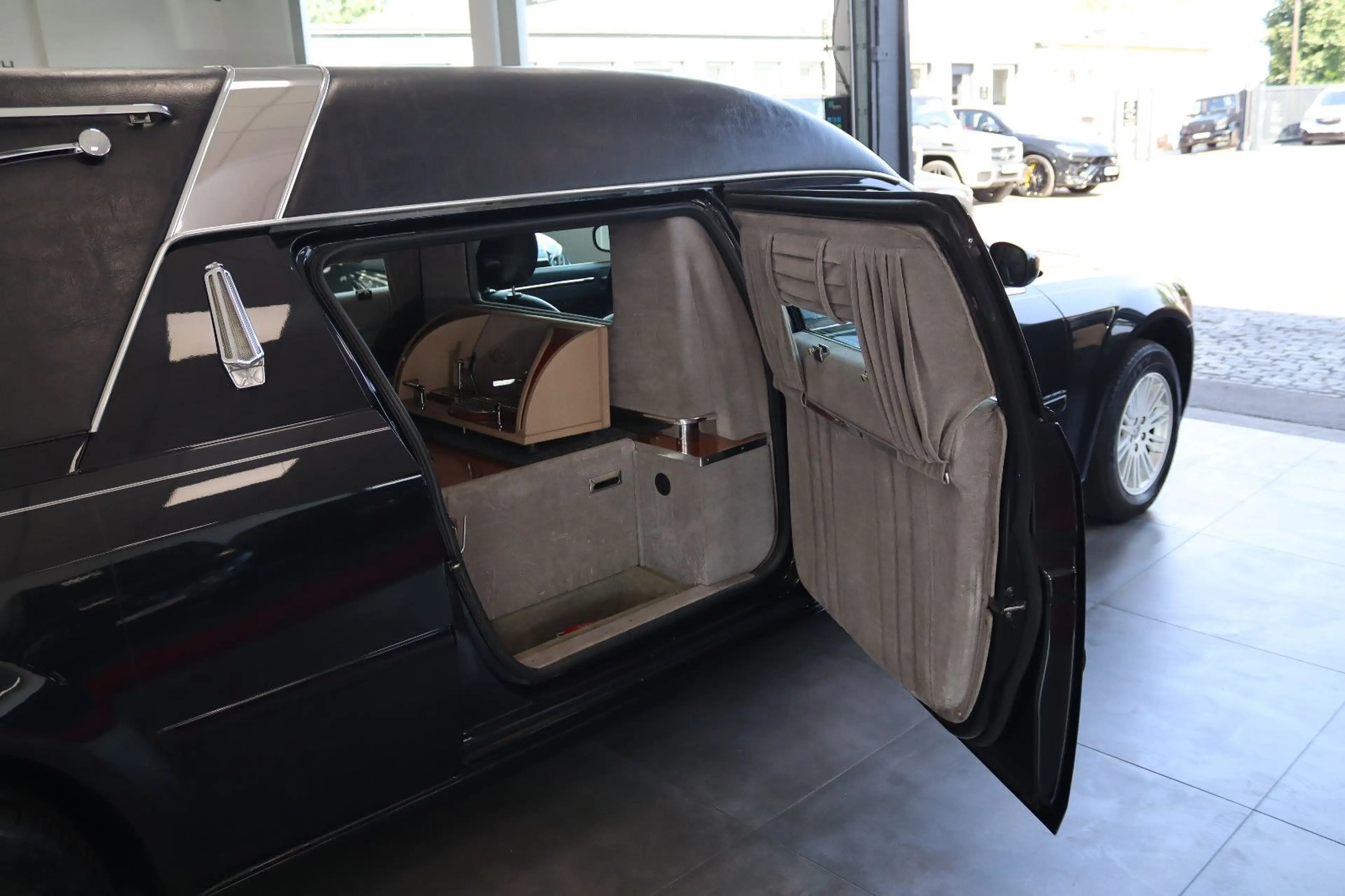 Chrysler 300C Bestattungswagen / Leichenwagen — photo 14