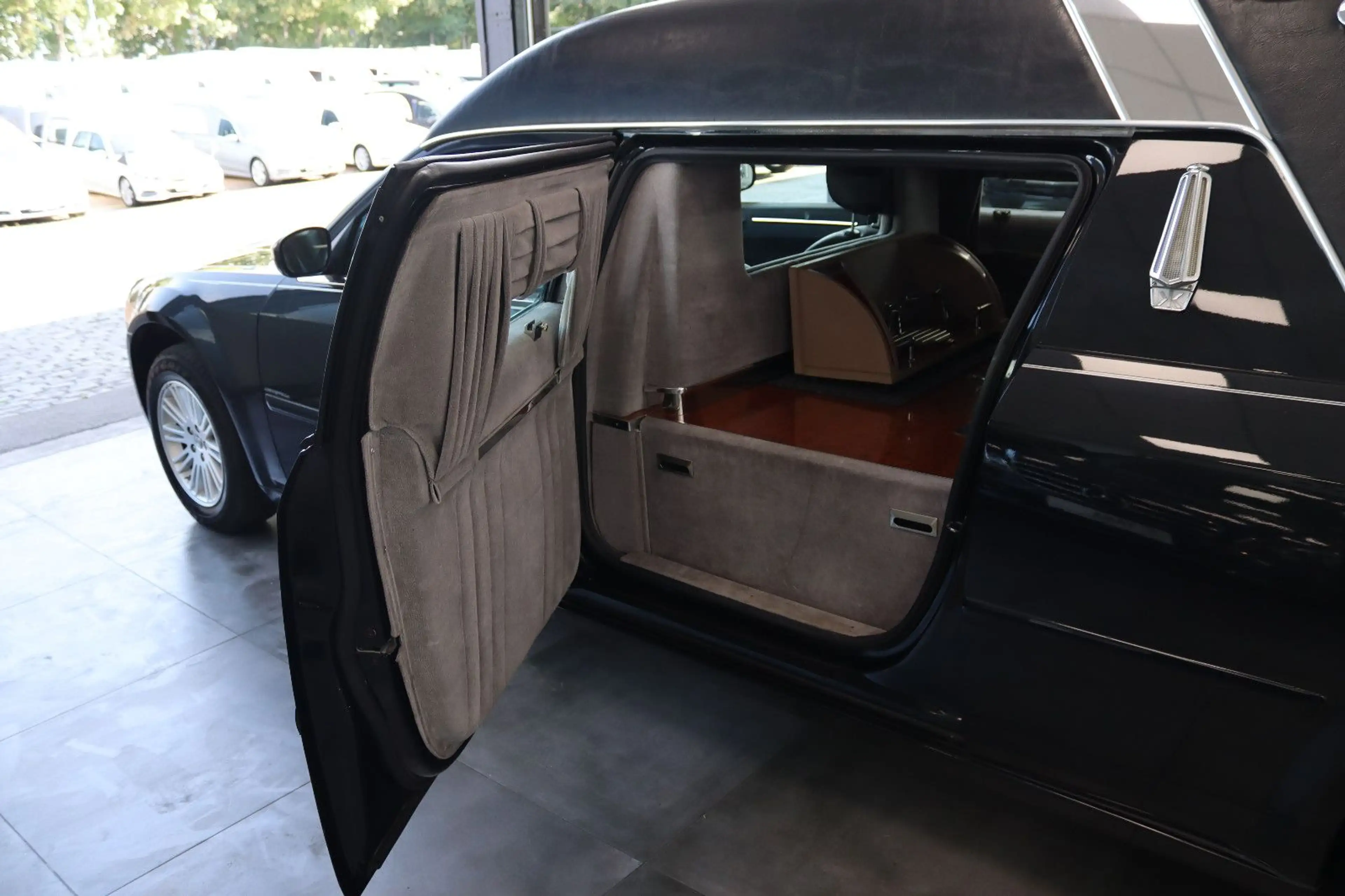 Chrysler 300C Bestattungswagen / Leichenwagen — photo 13