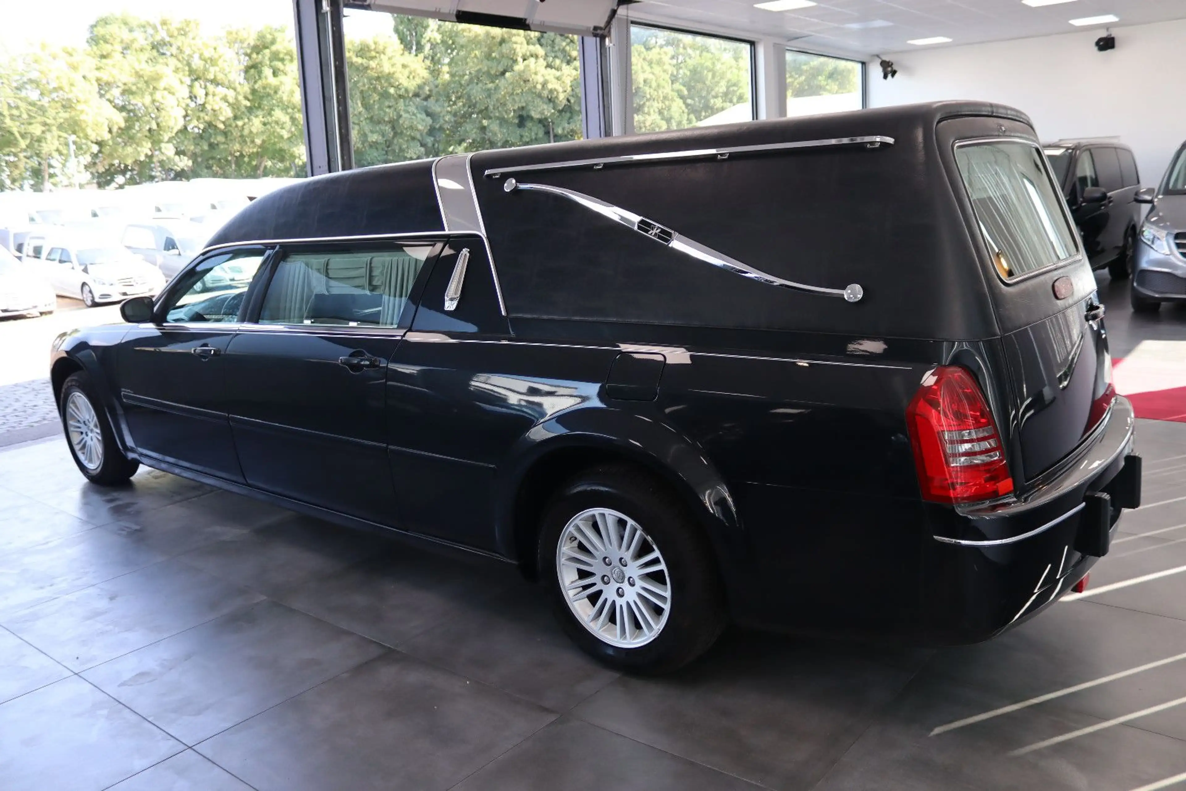 Chrysler 300C Bestattungswagen / Leichenwagen — photo 5