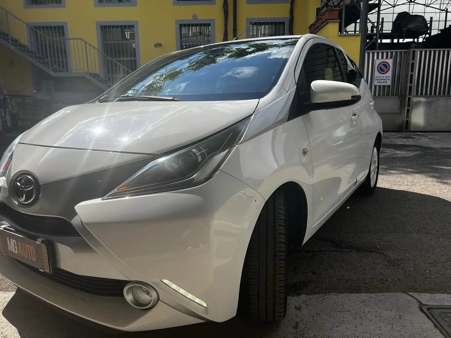 Toyota Aygo Aygo 5p 1.0 x-clusiv PELLE TOTALE SOLO 17000 KM Bianco - 1