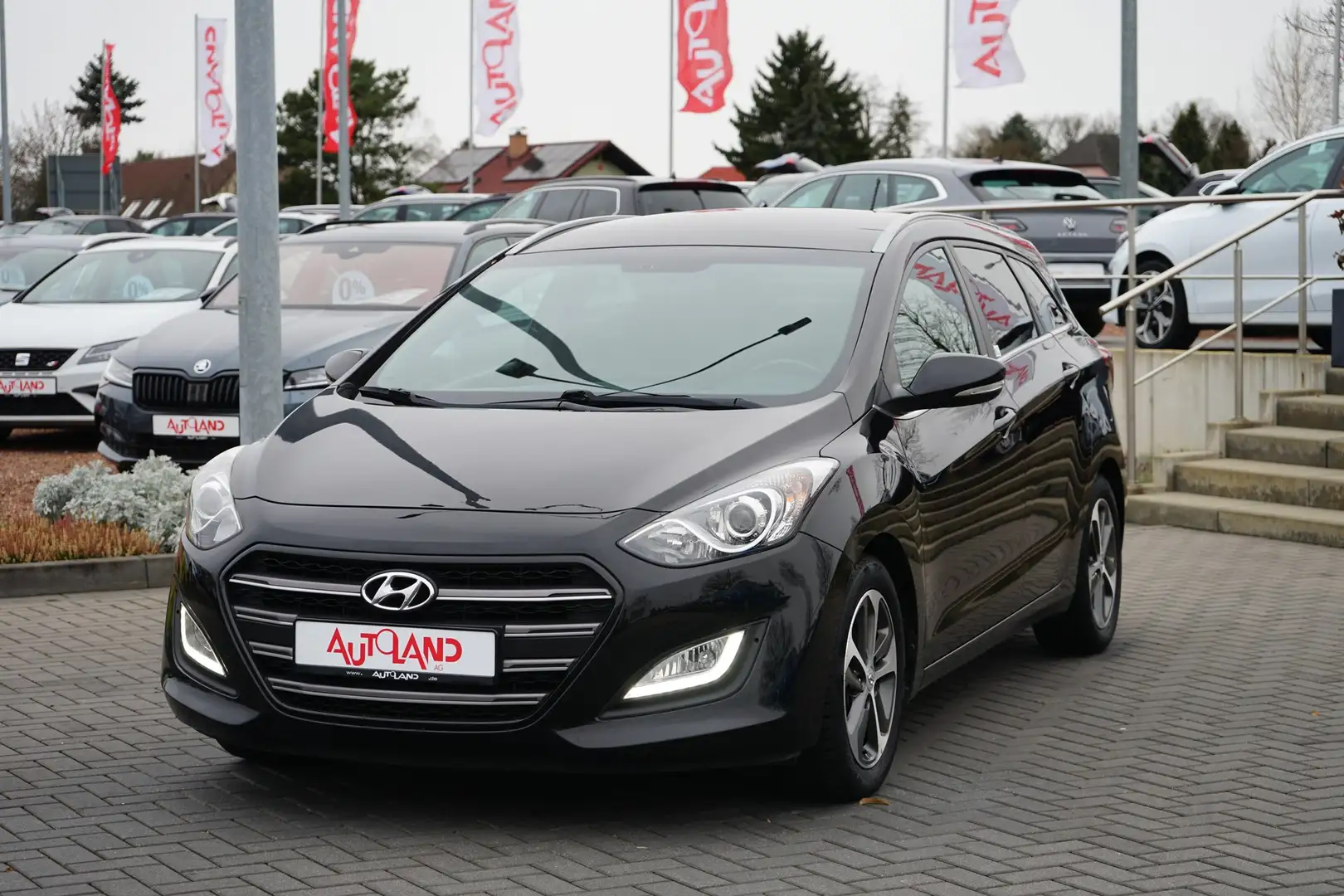 Hyundai i30 Kombi 1.4 Klima PDC SHZ Lenkradheizung Temp Schwarz - 2