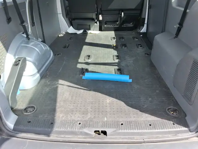 Volkswagen Transporter view 13