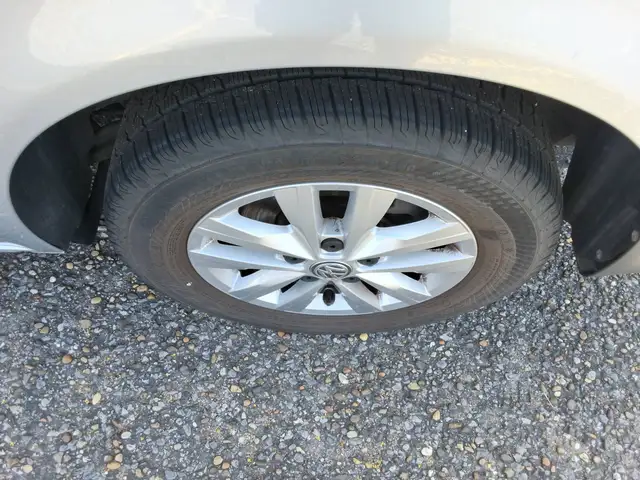 Volkswagen Transporter view 5
